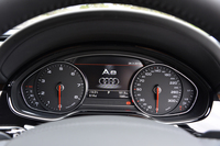 中央に大きなマルチインフォメーションディスプレイが配される、2眼式の計器盤。速度計は最高300km/hを刻む。
    