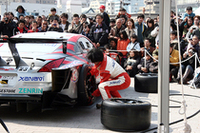 「サーキット・エリア」における、ニスモのクルーによるピットワーク実演。観客が参加してのピットワーク体験も行われた。

