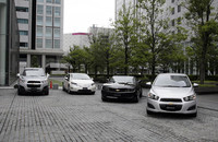 試乗会場には、「キャプティバ」（写真左）のほか、2011年秋に導入予定の「ソニック」（右）や2011年7月に発売された「カマロコンバーチブル」（右から2番目）のほか、本国では一部の州で販売が開始されているレンジエクステンダーEV（シリーズ方式プラグインハイブリッド）「ボルト」（左から2番目）が展示されていた。
