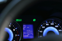 EVモードでの走行中には、メーターパネル内のインジケーターが点灯。バッテリー容量の小ささもあってか、電気のみで長時間走ることはできない。