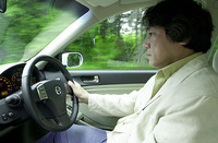 スカイラインのステアリングホイールをチルトすると、メーターナセルも一緒に上下する。「身長145cmから192cmの方まで、どのポジションでもメーターの視認性を確保します」（プレス資料）。