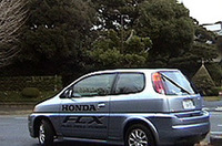 
	「FCX」は、試乗会に先立つ12月2日、トヨタの燃料電池車「FCHV」（SUV「クルーガー」がベース）とともに“世界初の乗用公用車”として内閣府に納車された。FCXは同日、北米はカリフォルニア州ロサンジェルス市庁にも納入されている。
	【スペック】
	ホンダFCX（1速固定減速比）：全長×全幅×全高＝4165×1760×1645mm/ホイールベース＝2530mm/車重＝1680kg/駆動方式＝FF/交流同期電動機（永久磁石型）（82ps、27.7kgm）
	 