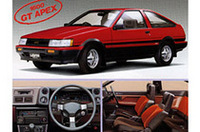 完成すれば、この姿がよみがえる（かも）。写真は「カローラレビン3ドア1600GT-APEX」で、1983年デビュー当時のカタログから。【スペック】全長×全幅×全高＝4180×1625×1335mm／ホイールベース＝2400mm／車重＝940kg（GTVは935kg）／駆動方式＝FR／1.6リッター直4DOHC24バルブ（130ps/6600rpm、15.2kgm/5200rpm）／価格（当時のもの）＝154.8万円（GTVは136.8万円）