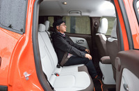 写真は、身長160cmの筆者が、前席を通常のドライビングポジションにした上で、後席に座った様子。頭上とひざまわりの空間は、ご覧の通り。