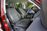 標準のアルカンターラ＆ファブリックシート。オプションで「レザーシートパッケージ」（27万3000円）も用意される。
