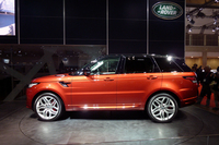 新型「レンジローバー スポーツ」には、「レンジローバー」と同じアルミモノコック構造が採用されている。（写真＝webCG）