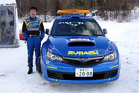 ラリードライバー鎌田卓麻選手と、「インプレッサ・ラリージャパン・ゼロカー」。凍りついた湖上に、爆音を轟かせた。