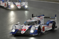 トヨタは、母国日本のレースを勝利で飾ることができず。最高位は、1号車（写真手前）のクラス5位。