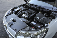 1400rpmという低回転域から24.5kgmの最大トルクを発生する、1.6リッター直4ターボエンジン。JC08モードの燃費値は、10.4km/リッターと公表される。