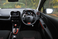 ブラックトリムの中に、それとは対照的なオレンジが配されたインテリア。シートベルト、メーターの針、各所のステッチやフィニッシャーがオレンジとされる。