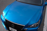 「クラウン」のターボ車には、ハイブリッド車と同じくポップアップボンネットが採用されている。