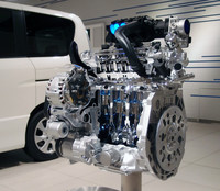 「S-HYBRID」技術が盛り込まれた今回の目玉、2リッター直列4気筒「MR20DD-SM23」ユニットのカットモデル。