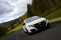 
	鷹栖プルービンググラウンドのハンドリングコースを行く新型「シビック タイプR」。
	