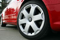 シリーズすべての足まわりに、ブッシュやタイロッドエンドなどS4譲りの部品が奢られる。
	 