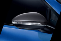 専用装備となるカーボンドアミラーが、レーシーな雰囲気を高める。