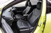 前席は、座骨に集中しがちな圧力を分散、包み込まれるような快適な掛け心地を提供するという。