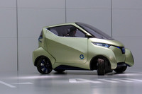 別の角度から。「道幅が4mあればUターンできる」ことを、デモンストレーションしているところ。