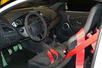 「メガーヌ ルノースポール トロフィーR」のインパネまわり。