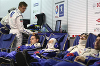 プジョーチームの面々が仮眠をとる。左で“起きている”のは、ドライバーのS・ブルデー。
（写真＝プジョー）