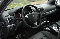 カイエンSのインパネまわり。パーキングブレーキとして、足踏み式が採用された。