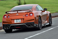 リアまわりでは、新形状のサイドアウトレットが採用された。また、バンパー（ボディー部）とリアディフューザーまわり（黒い部分）を分けるラインが従来より高い位置に変更されている。