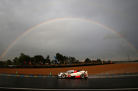 雨の予選を走る、5号車のトヨタ。サーキットには大きな虹がかかった。