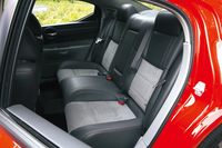 フロントと同じくリアシートもサポート性が高い。デザイン上リアウィンドーがかなり寝かされているものの、それほど窮屈感を覚えることはなかった。