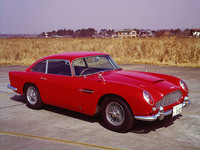 「アストン・マーティンDB5」
	デイヴィッド・ブラウン時代を代表するスポーツカーで、1963年から2年間製造されて「DB6」に引き継がれる。4リッターの直列6気筒DOHCエンジンを搭載し、トリプルキャブレターが与えられて最高速度は240km/hを誇った。フィクストヘッドクーペとドロップヘッドクーペがあり、少数だがシューティングブレークも作られた。