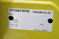 シリアルプレートにTHAILANDの文字が確認できる。生産はミツビシ・モーターズ・タイランド（MMTh）のラムチャバン工場で行われる。