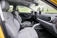 フロントシート。視界のよさと乗り降りのしやすさに配慮しつつ、スポーツカーを思わせるスポーティーな乗り心地を実現したという。