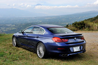 ボディーサイズは5010×1895×1400mmという堂々たるもの。試乗車のボディーカラーは「アルピナ・ブルー」。