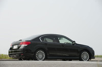 トランクリッドは小さく見えるけれど、90度以上開くため、荷室へのアクセスは悪くない。
