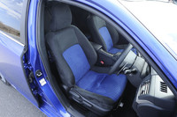 “Fスポーツ”は、専用のスポーツサスペンションやホイールなどを備えるスポーティグレード。ごらんのような青いシート地も選べる。