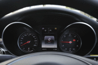 メーターはアナログ式。左が速度計で右がエンジン回転計となる。（写真をクリックすると、中央のマルチインフォメーションディスプレイの表示バリエーションが見られます）