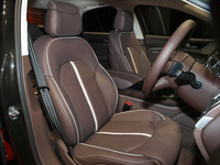 V6モデルは12ウェイ、V8モデルは22ウェイとなるフロントパワーシートを装備。なお、写真のシートはオプションとなる「アウディデザインセレクション」のもの。