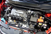 新型インサイトのパワーユニット。モーターは出力を高めつつ、従来より22％薄型化された。