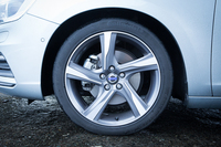 タイヤサイズは235/40R18。専用デザインのホイール“Ixion”が装着される。