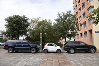 
	大柄なSUVと並ぶと、「フォーツー」の小ささは一段と際立つ。2755mmの全長は、右に見える「ジープ・グランドチェロキー」のホイールベース（2915mm）よりも短い。
	