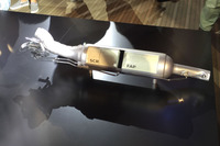 排ガス浄化装置には酸化触媒と尿素SCRシステム、およびDPF（微粒子フィルター）を用いている。DPFの上流にSCRを置いている。