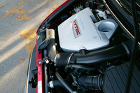 新型オデッセイのエンジンは、すべて2.4リッター直4DOHC。VTECに加え、吸気バルブタイミングを連続的に変化させる「VTC」を組み合わせ、標準車は160psの最高出力を発生する。アブソルートは、吸排気系をチューンした200psユニットを積む。