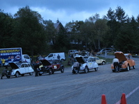 クランク掛け競走。ドアを開けてキーをオンに、ボンネットを開けてクランクを回す。