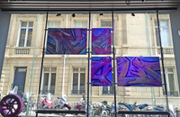 バルザック通りに面した窓際にもダルコ氏の作品パネルが。その下にはペイントしたタイヤやホイール、ミラーもディスプレイされていた。