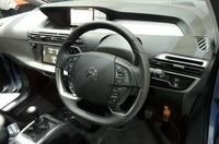 「グランドC4ピカソ」のインテリア。ダッシュボード中央に備わる2つのモニターが特徴。（写真＝webCG）
    