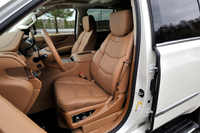 シート表皮は全車レザーが標準だが、グレードによって革の種類が異なり、上級グレード「プラチナム」では1列目、2列目シートにセミアニリンナッパレザーが用いられている。
    