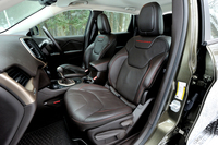 背もたれに「TRAILHAWK」ネームが入ったブラウンのナッパレザーシートが装着される。
    