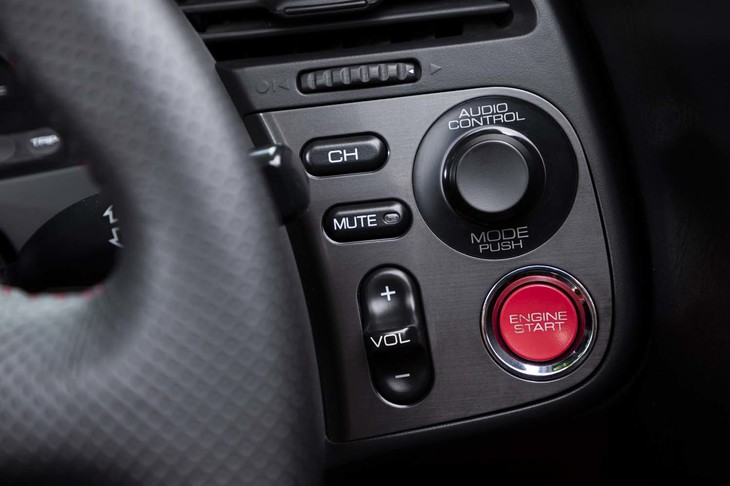 メーターパネルの右部分にはオーディオコントローラーとエンジンスタートボタンが備わる。キーレススタートには対応しておらず、まずはキーシリンダーをひねって、その後にボタンを押すとエンジンが始動する。