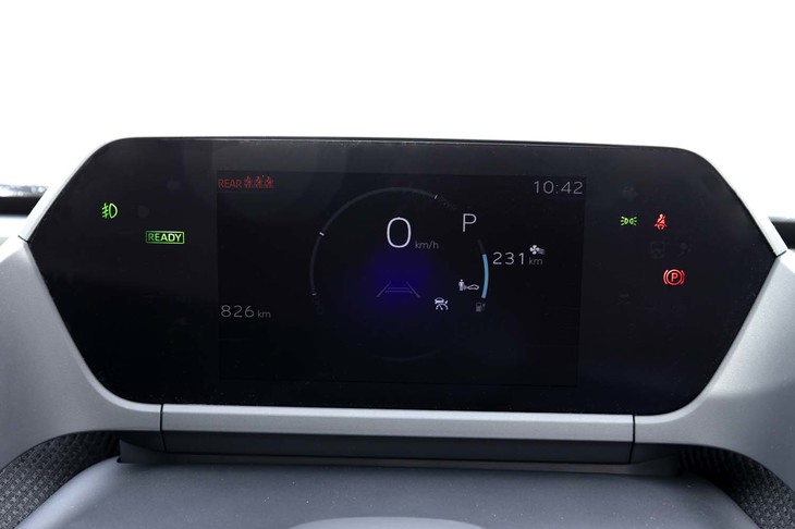 ステアリングの上から見るメーターはバイザーレスデザインを採用。「より見やすく、よりシンプルに、より使いやすく」というスバルのコックピット思想は共同開発車でも変えていないという。