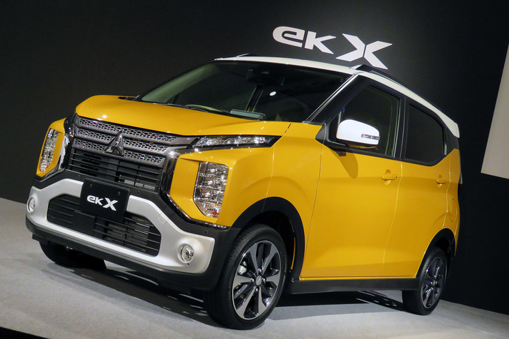 マイナーチェンジ後の「デリカD：5」をほうふつとさせる、大胆なフロントマスクが特徴の「eKクロス」。オプションでルーフレールも用意される。
