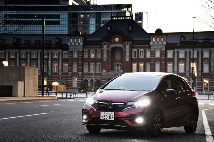 今回のドライブは、東京都心からスタート。100年以上の歴史を持つ東京駅の赤レンガ駅舎の前で。