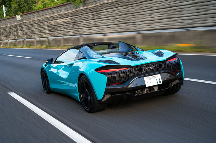 0-100km/h加速のタイムは3.0秒で最高速は330km/h。その一方で33kmのEV走行も可能だ（WLTPモードの計測値）。